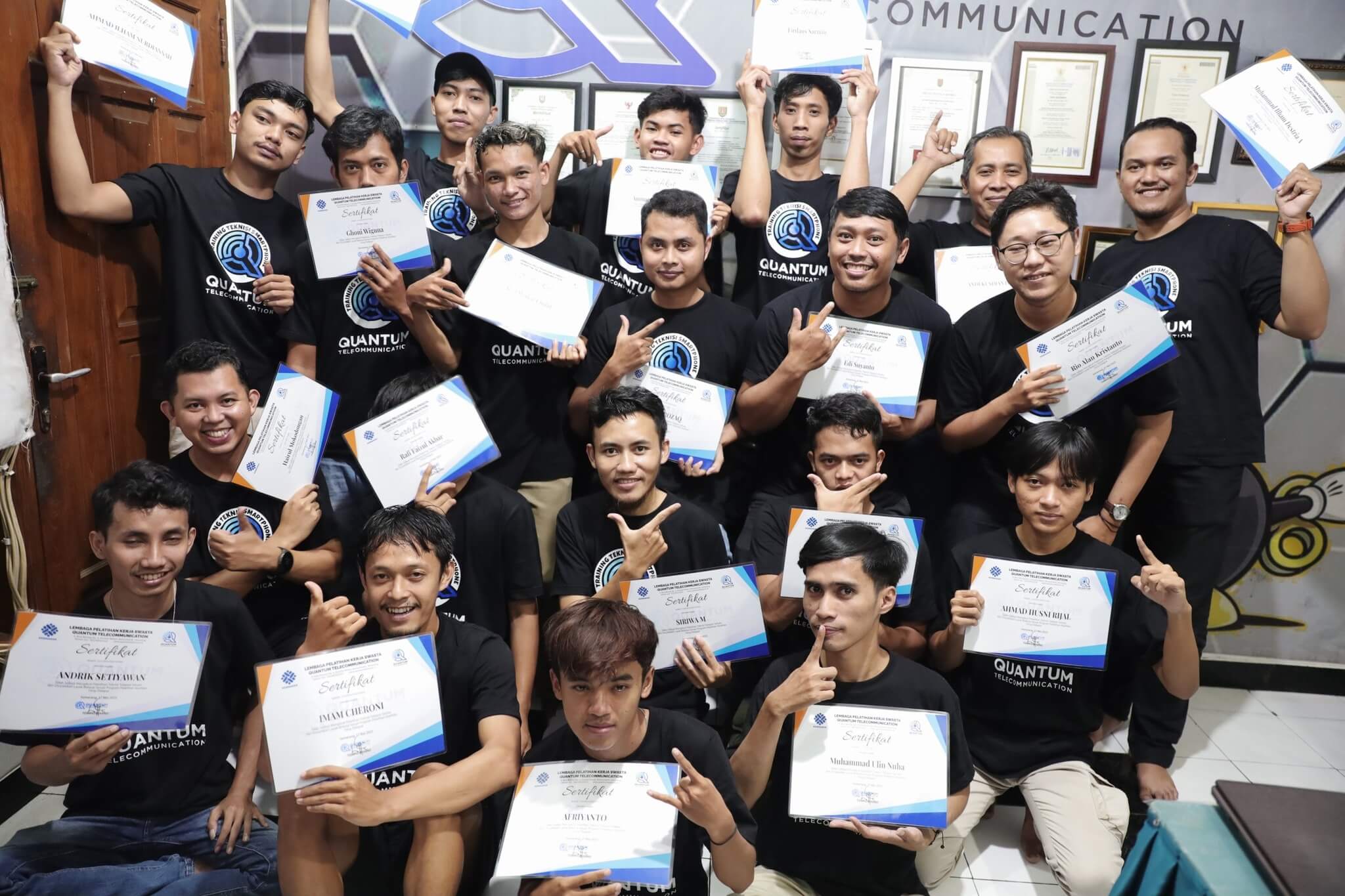 Penyerahan Sertifikat Peserta Kelas Offline Mei 2025